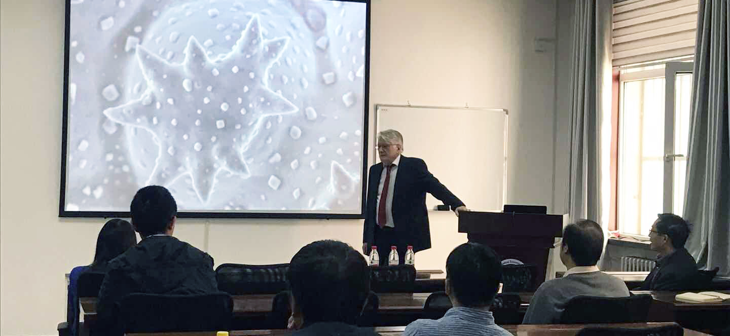 Professor Werner E. G. Müller, Academician of the Erfurt Academy of Sciences, visited our institute