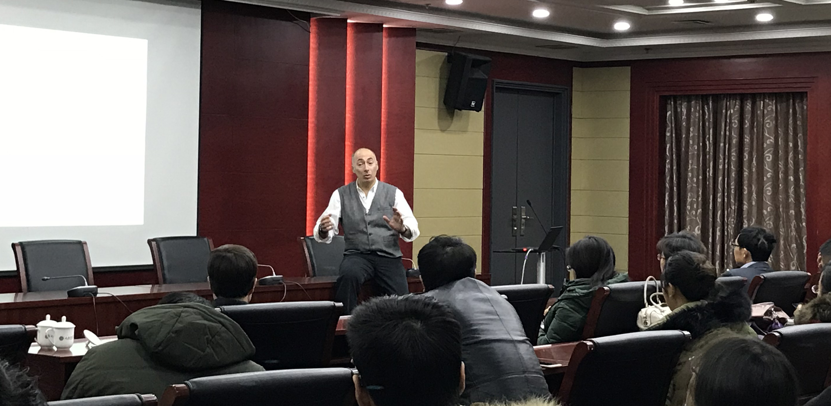 Professor Paul De sousa, University of Edinburgh, UK, came to our school for academic exchange