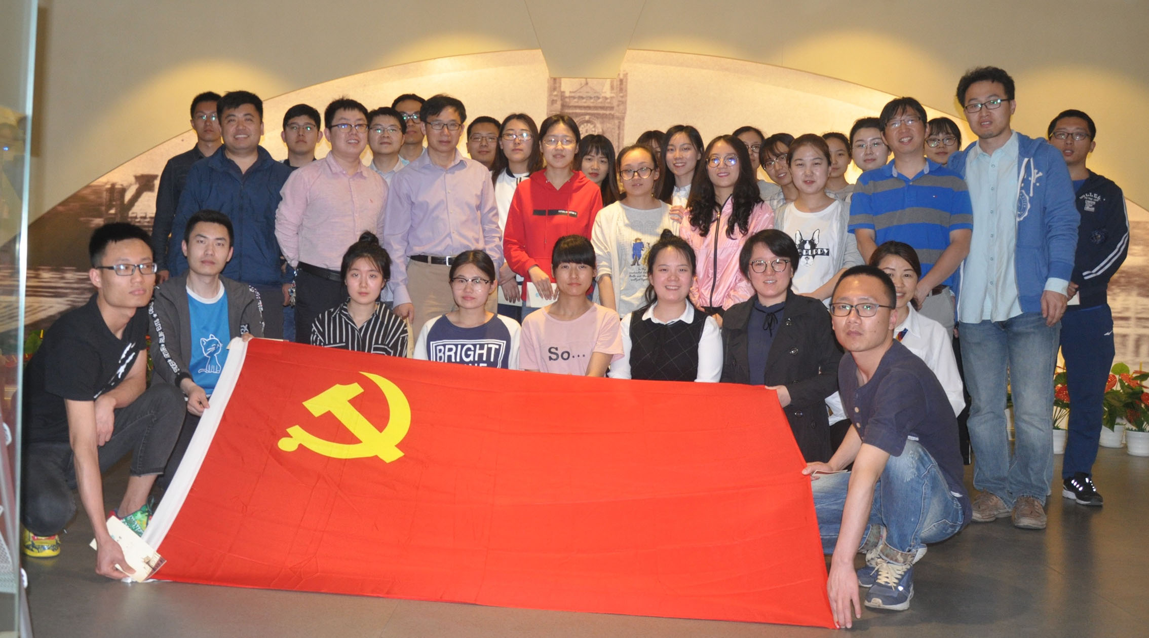 tyc41183太阳成集团全体师生参观校史展